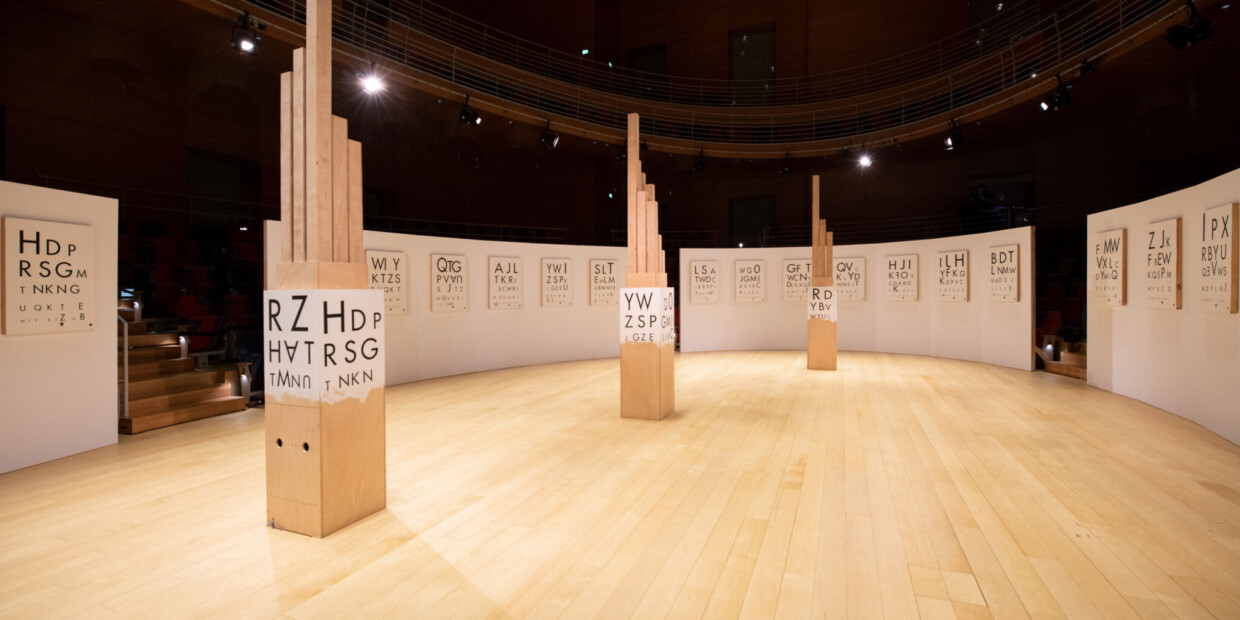 Raum- und Klanginstallation „Lexichaos“ im Pierre Boulez Saal
