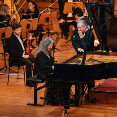 Spaß bei der Probe: Martha Argerich und Dirigent Sylvain Cambreling