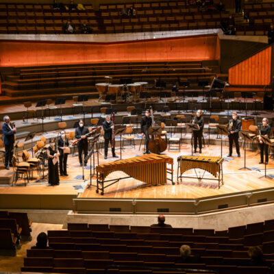 Auch für die Karajan Akademie gilt auf der Bühne: Abstand halten