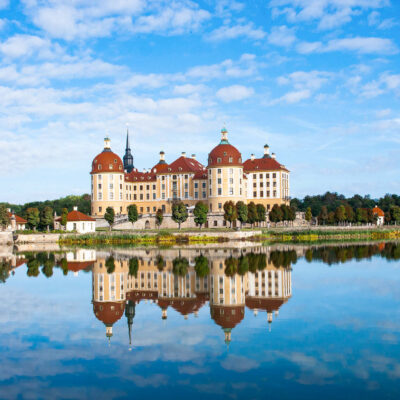 Vom Namensgeber Herzog Moritz im 16. Jahrhunder als Jagddomizil errichtet, von August dem Starken ab 1723 opulent umgebaut: Schloss Moritzburg