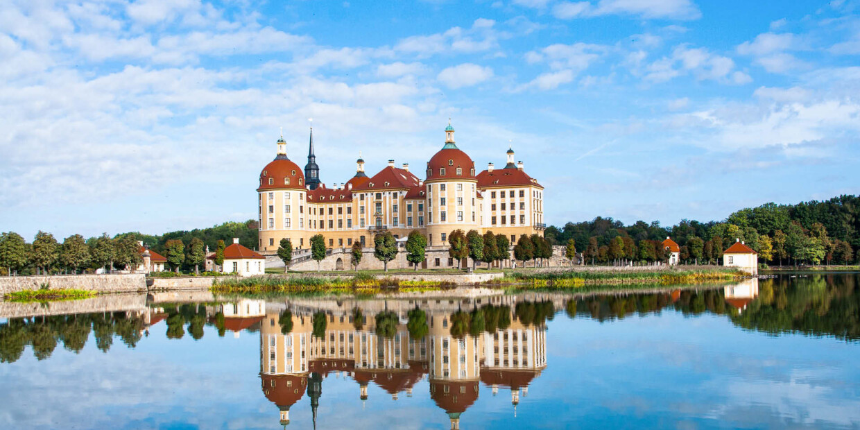 Vom Namensgeber Herzog Moritz im 16. Jahrhunder als Jagddomizil errichtet, von August dem Starken ab 1723 opulent umgebaut: Schloss Moritzburg