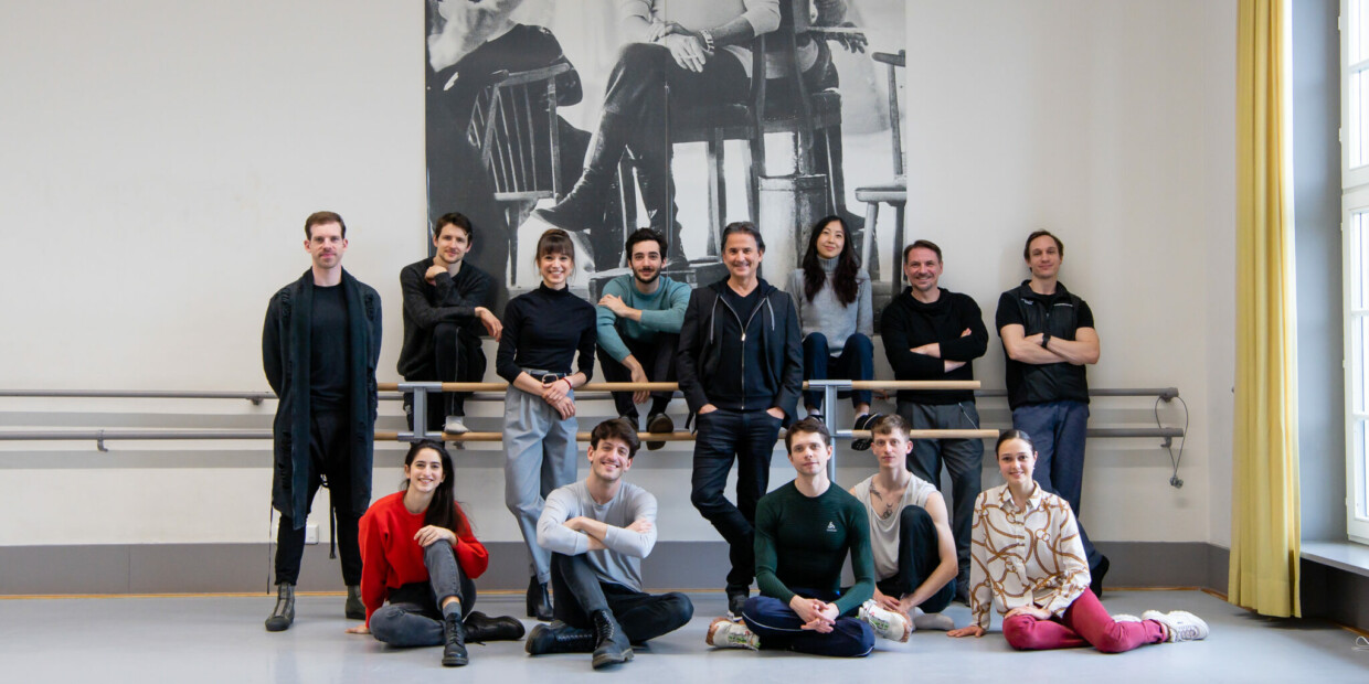 Die Choreografinnen und Choreografen mit Rocío Aleman, Ballettintendant Tamas Detrich und Perkussionist Marc Strobel