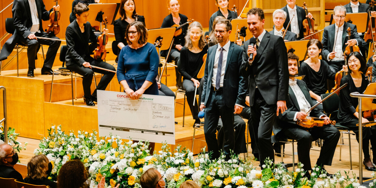 Redaktionsleiterin Susannne Bánhidai und concerti Herausgeber und Chefredakteur Gregor Burgenmeister bei der Preisübergabe mit Intendant Marcus Rudolf Axt