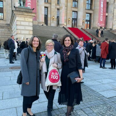 Katharina Strein, Ariane Ochmann und Dimitra Will (v.l.n.r.) bei der Verleihung des OPUS Klassik 2021 in Berlin