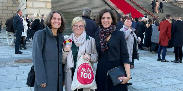 Katharina Strein, Ariane Ochmann und Dimitra Will (v.l.n.r.) bei der Verleihung des OPUS Klassik 2021 in Berlin