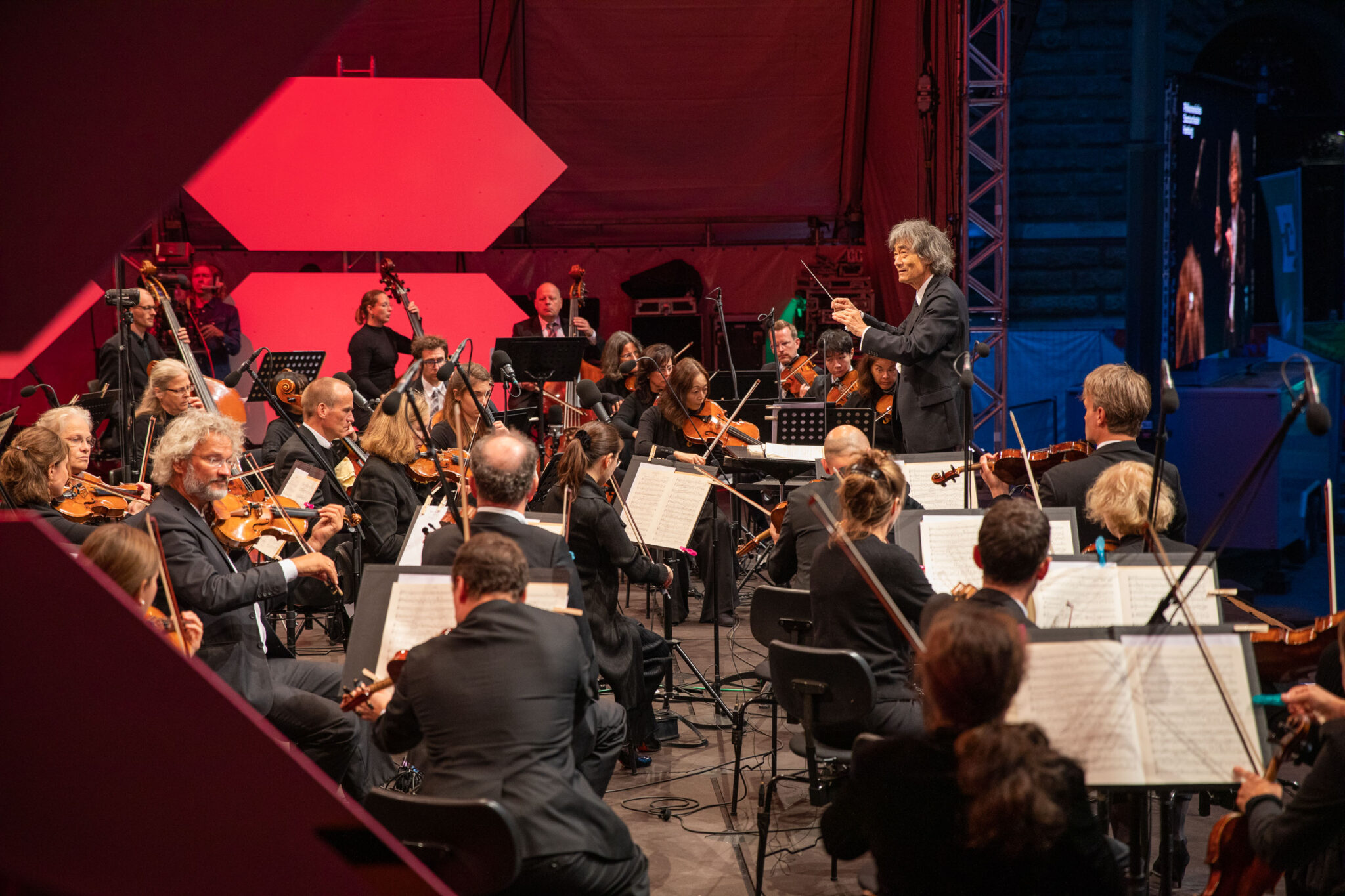 Kent Nagano beim Open Air auf dem Hamburger Rathausmarkt mit dem Philharmonischen Staatsorchester Hamburg