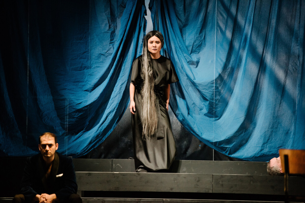 Szenenbild aus Monteverdis „Die Heimkehr des Odysseus“ am Deutschen Nationaltheater Weimar: Sayaka Shigeshima (Penelope) und Gevorg Aperánts (Eurimaco)