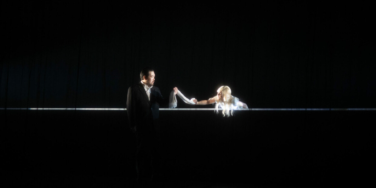 Theater Altenburg Gera: Isaac Lee als Alexei und Miriam Zubieta als Anya in Taveners „A Gentle Spirit“