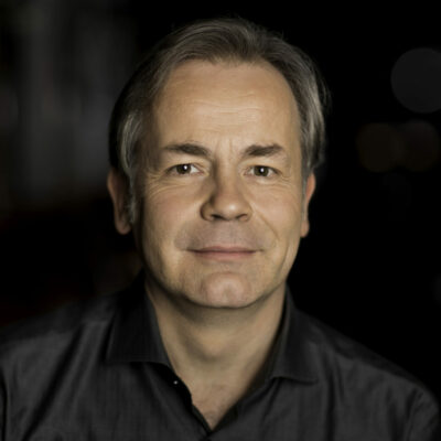 Chor, Orchester und nicht weniger als vierzehn Solisten nimmt er beim „Weihnachtsoratorium“ unter seine Fittiche: GMD Axel Kober