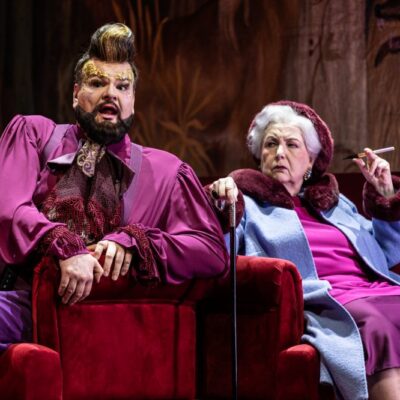„Santa Chiara“ am Staatstheater Meiningen: Johannes Mooser (Alexej), Gerlinde Buchheim (Alexejs Mutter)