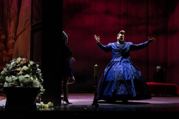 „Santa Chiar„Santa Chiara“ am Staatstheater Meiningen: Deniz Yetim (Charlotte), Lisa Reimschüssel (Mätresse Alexejs), Johannes Mooser (Alexej)a“ am Staatstheater Meiningen: