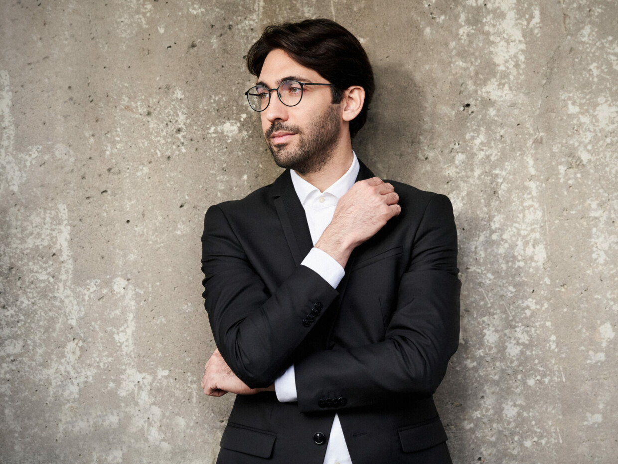 Dirigieren lernte Daniel Cohen u. a. bei Pierre Boulez und Daniel Barenboim