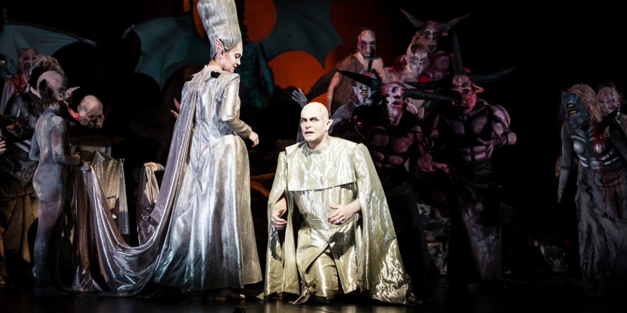 Von Dämonen umgeben: Lord Ruthwen (Michael Kupfer-Radecky) in Heinrich Marschners „Der Vampyr“ an der Staatsoper Hannover