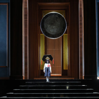 Liefert Einblicke in die Vergangenheit: Die „Turandot“-Inszenierung an der Staatsoper Hamburg
