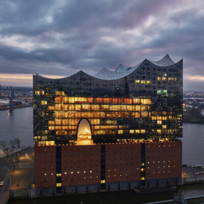 Noch leuchtet sie nur von innen: Zur Eröffnung des Musikfests wird die Elbphilharmonie von hunderten Drohnen erhellt