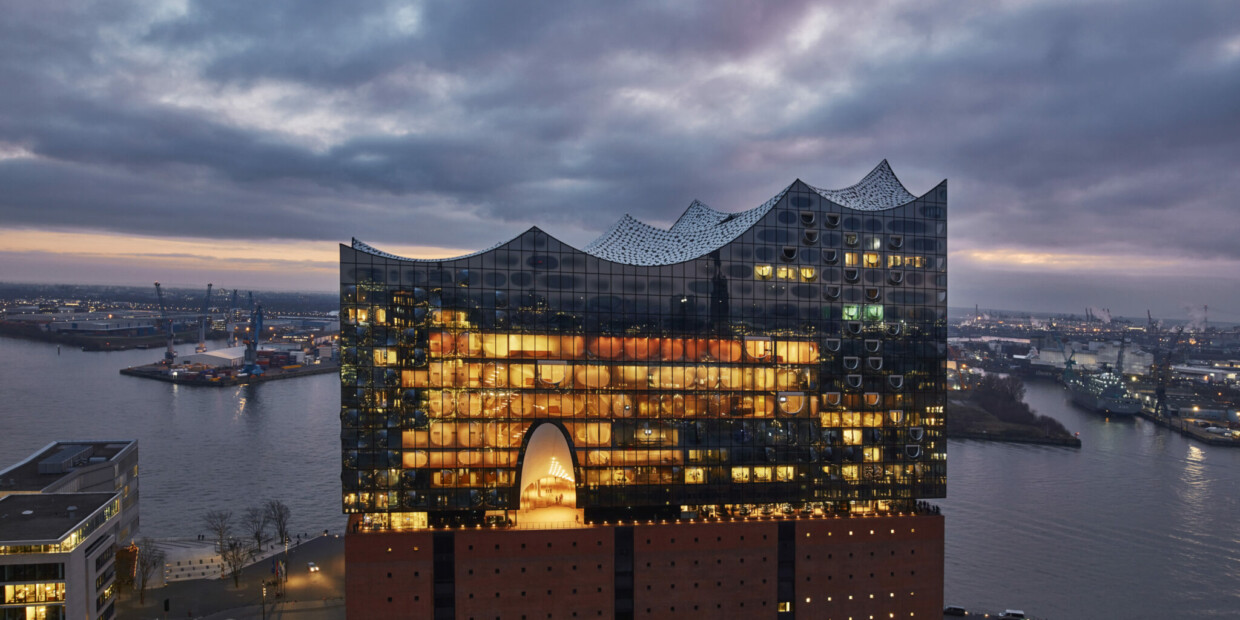 Noch leuchtet sie nur von innen: Zur Eröffnung des Musikfests wird die Elbphilharmonie von hunderten Drohnen erhellt