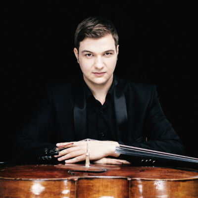 Einer von vier Musikern, die im Rahmen der Konzertserie „Spielende Insel“ die Ostseeluft in Schwingung versetzen: Cellist Andrei Ioniţă