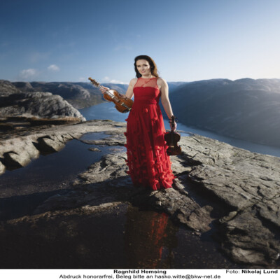 Die Unterschiede sind sicht- und hörbar: Ragnhild Hemsing mit Hardangerfiedel und Violine