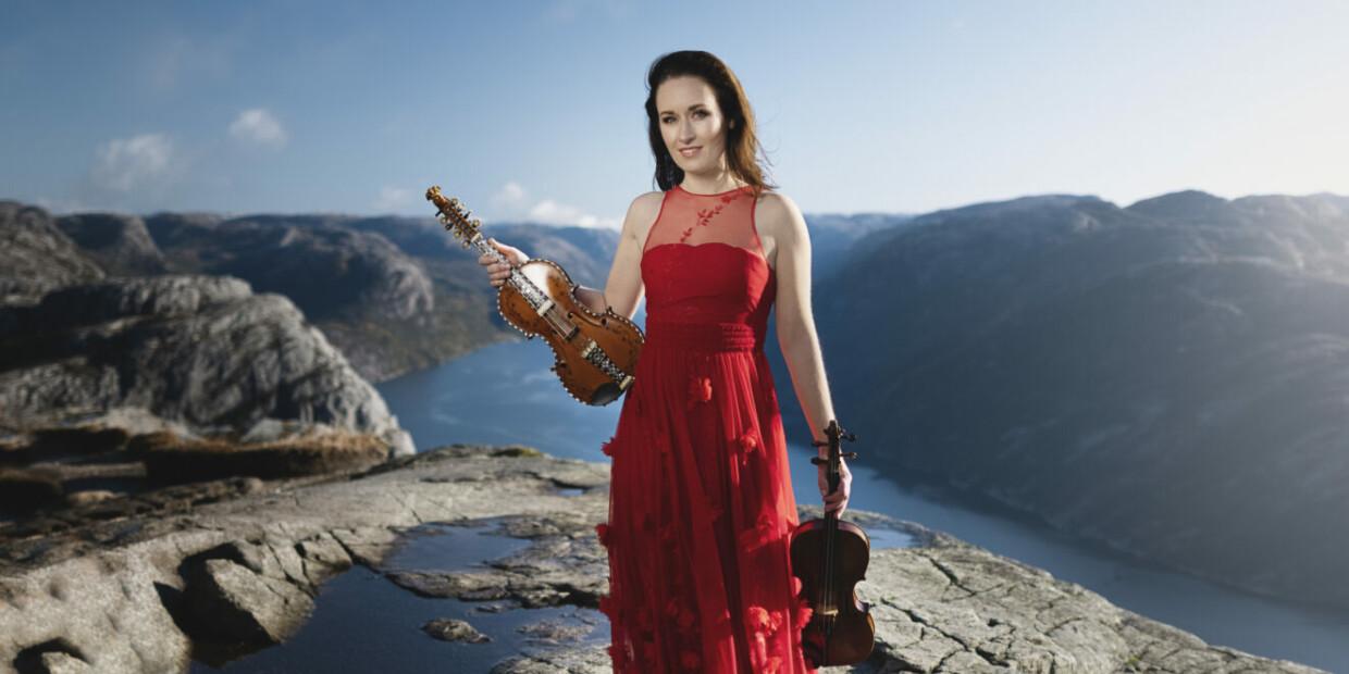 Die Unterschiede sind sicht- und hörbar: Ragnhild Hemsing mit Hardangerfiedel und Violine