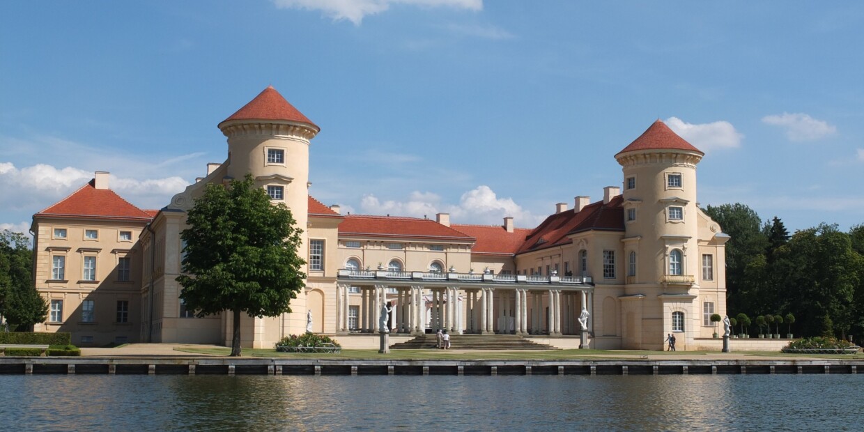 Märchenhafte Symmetrie: Schloss Rheinsberg am Grienericksee