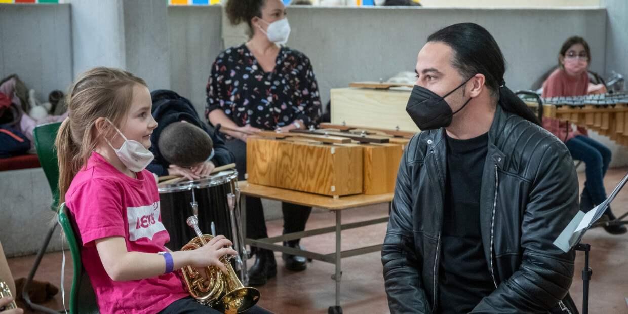 Bülent Ceylan hat immer ein offenes Ohr für die jungen Musikerinnen und Musiker – auch wenn’s mal Probleme gibt