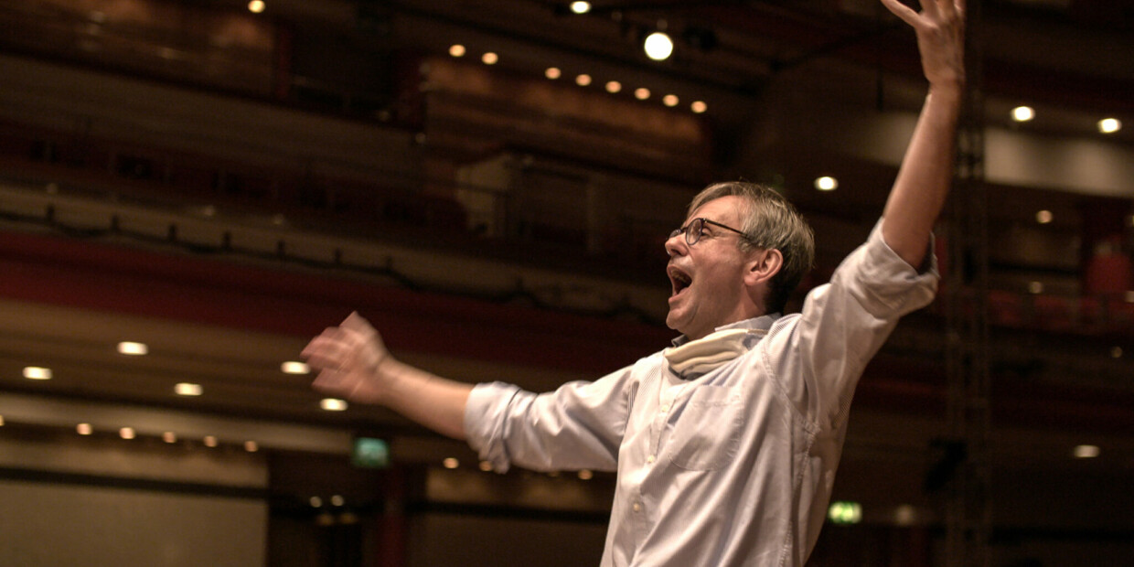 Motiviert Chorsänger mit feinsinnigem Humor: Simon Halsey