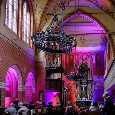 Kirchensaal und Orgelklang betören mit Farbreichtum: Eröffnungskonzert der Orgelspiele 2019 in Zarrentin
