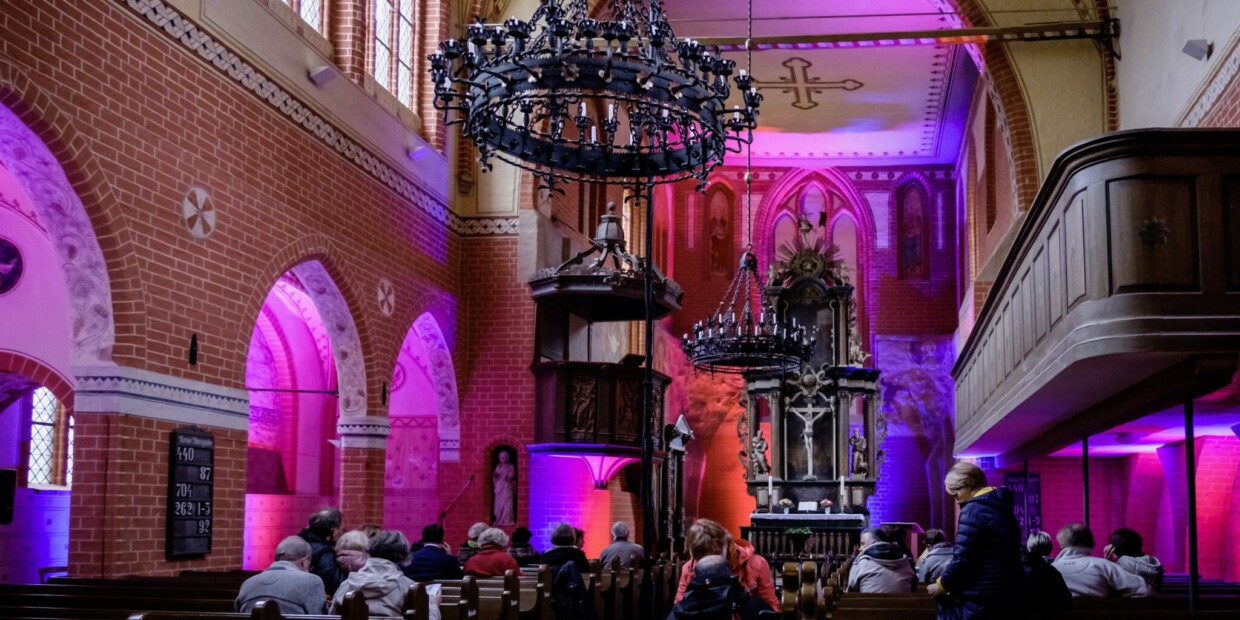 Kirchensaal und Orgelklang betören mit Farbreichtum: Eröffnungskonzert der Orgelspiele 2019 in Zarrentin
