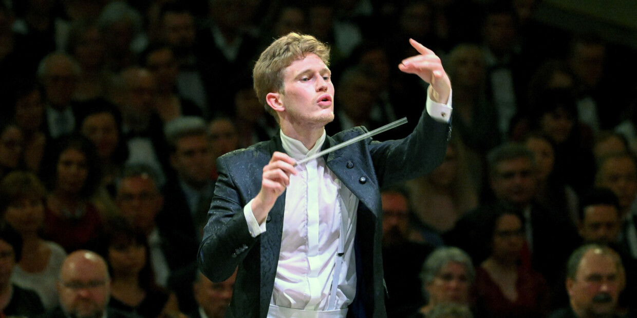 Thomas Guggeis leitet das West-Eastern Divan Orchestra bei der Eröffnung des Prager Frühlings 2022