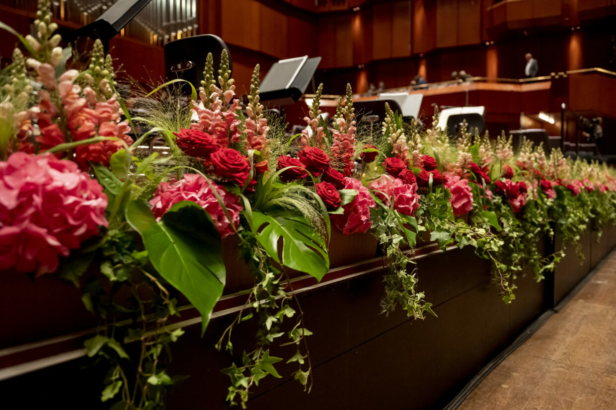 Dank Fleurop hat sich Bühnenrand des Saals in ein sommerlich-exotisches Blumenmeer verwandelt