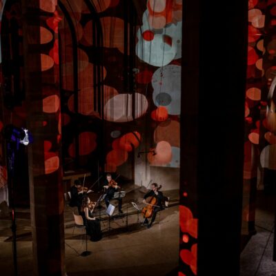 Beim zweiten „Nightflight“ fehlen einem die Worte: Das Eliot Quartett präsentiert Mozarts Requiem „Im neuen Licht“ – in einer Streichquartettfassung mit Lichtkunst von Laurenz Theinert