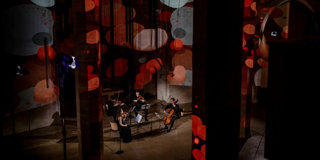 Beim zweiten „Nightflight“ fehlen einem die Worte: Das Eliot Quartett präsentiert Mozarts Requiem „Im neuen Licht“ – in einer Streichquartettfassung mit Lichtkunst von Laurenz Theinert