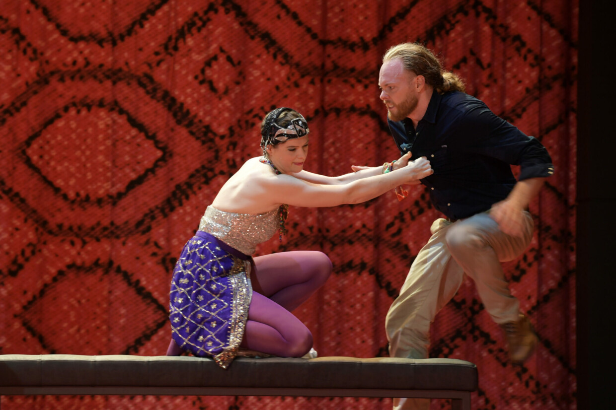 Katharina Magiera (Kirke) und Iain MacNeil (Odysseus) in Dallapiccolas „Ulisse“ an der Oper Frankfurt