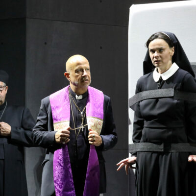 Simon Stone inszeniert Krzysztof Pendereckis „Die Teufel von Loudon“ an der Bayerischen Staatsoper München