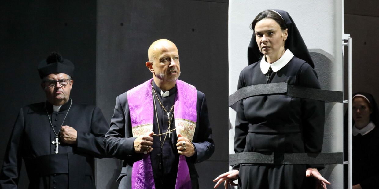 Simon Stone inszeniert Krzysztof Pendereckis „Die Teufel von Loudon“ an der Bayerischen Staatsoper München