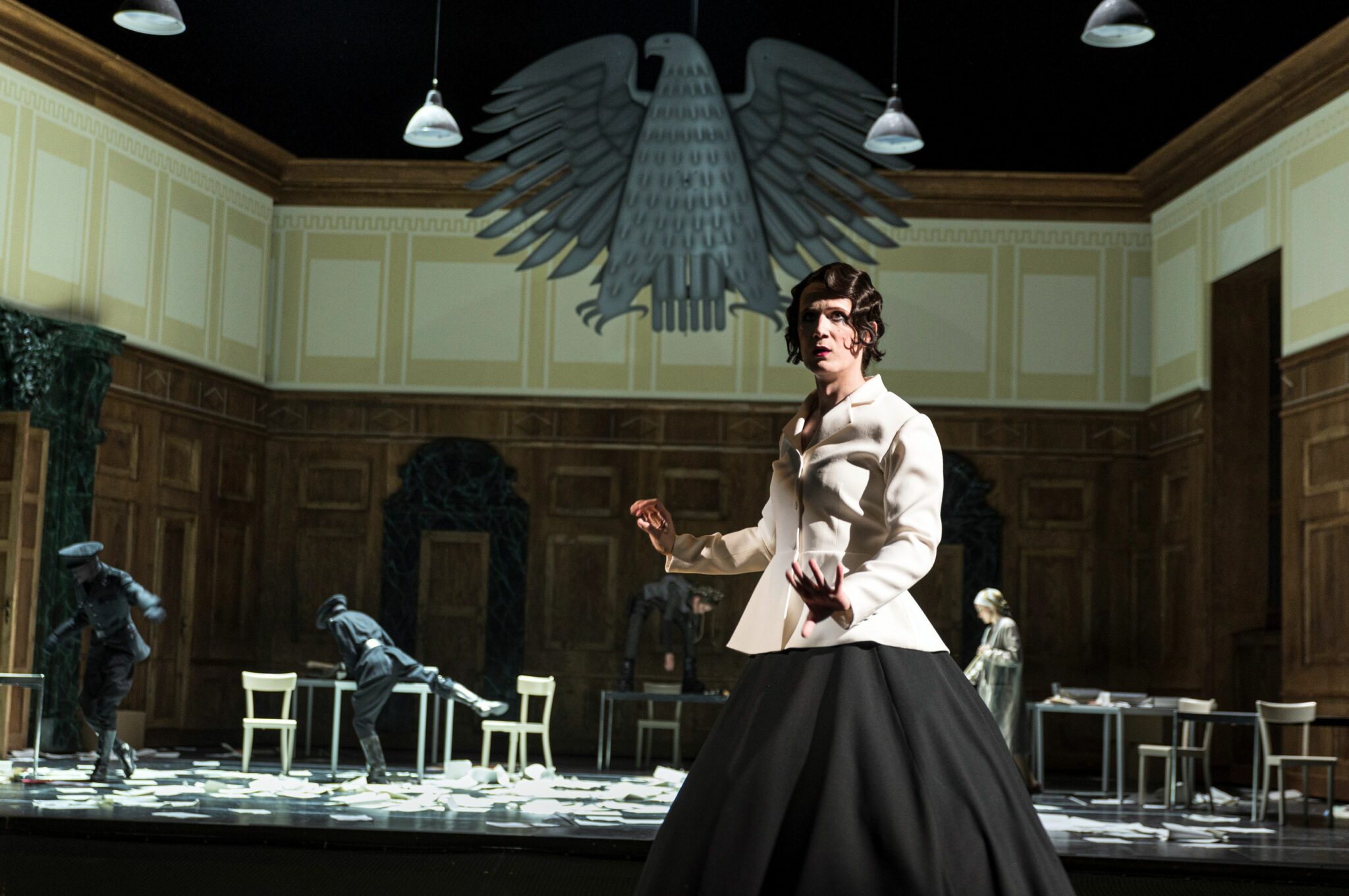 Szenenbild aus „Einbruch mehrerer Dunkelheiten“ am Staatstheater Kassel