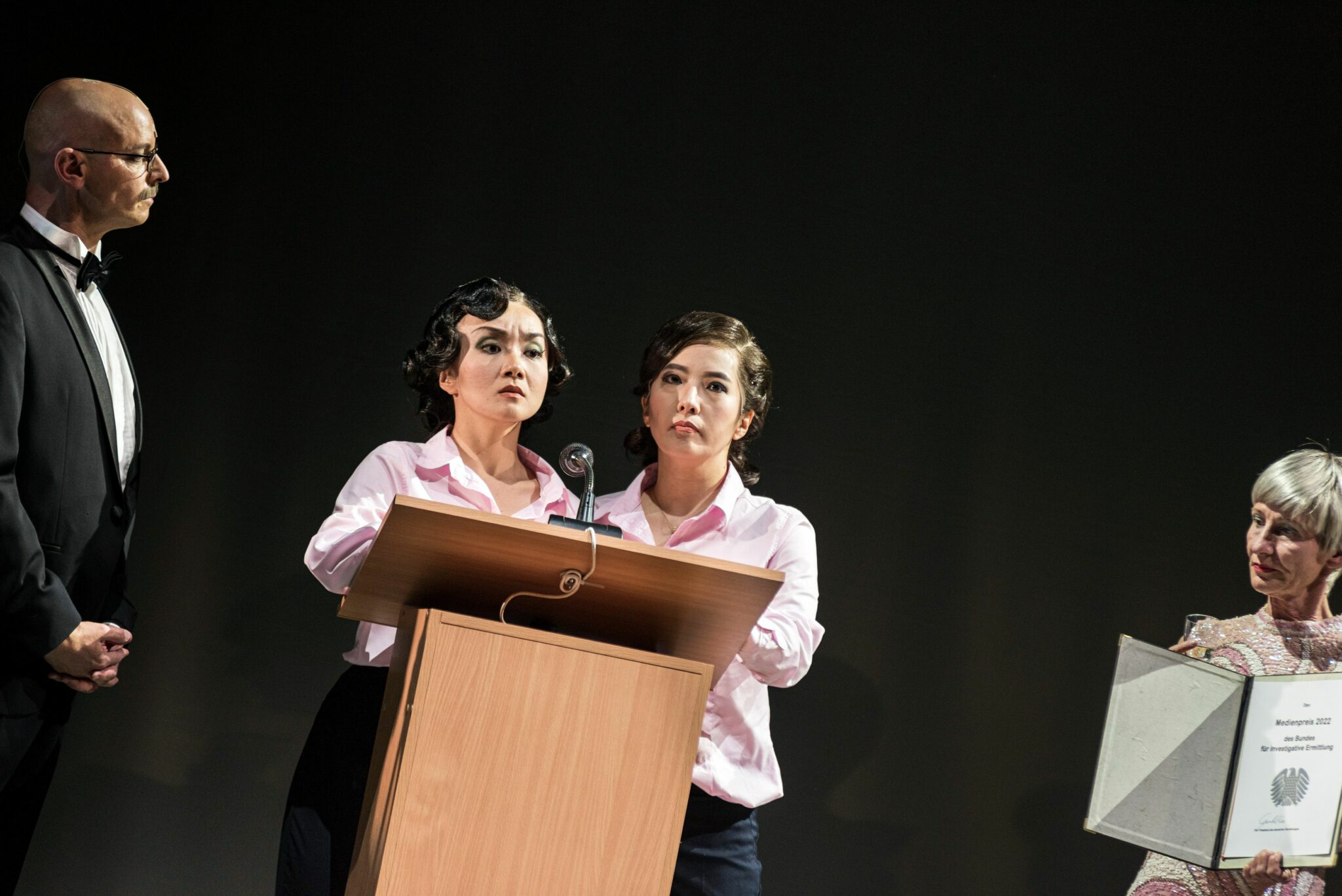 Szenenbild aus „Einbruch mehrerer Dunkelheiten“ am Staatstheater Kassel