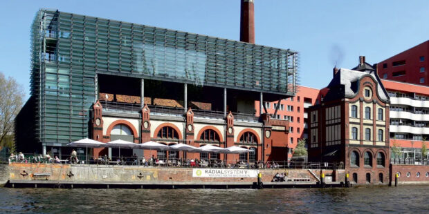 Lädt zu Experimenten ein: das Radialsystem in Berlin