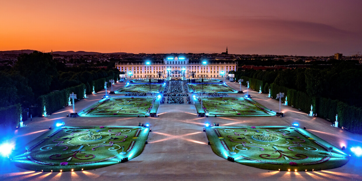 Für das Sommernachtskonzert der Wiener Philharmoniker glanzvoll erleuchtet: der Park vor Schloss Schönbrunn