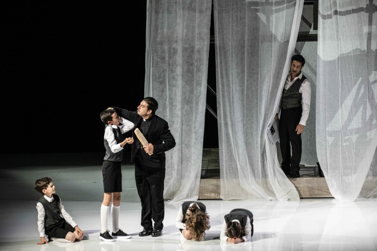 Daniele Terenzi (Le Sacristain) und Rame Lahaj (Mario Cavaradosi) in „Tosca“ an der Opéra National de Lorraine