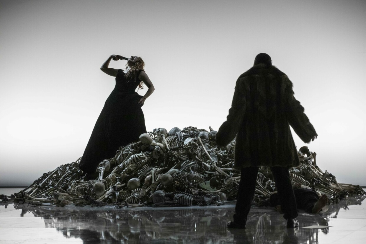 Salome Jicia (Floria Tosca) und Marc Larcher (Spoletta) in „Tosca“ an der Opéra National de Lorraine