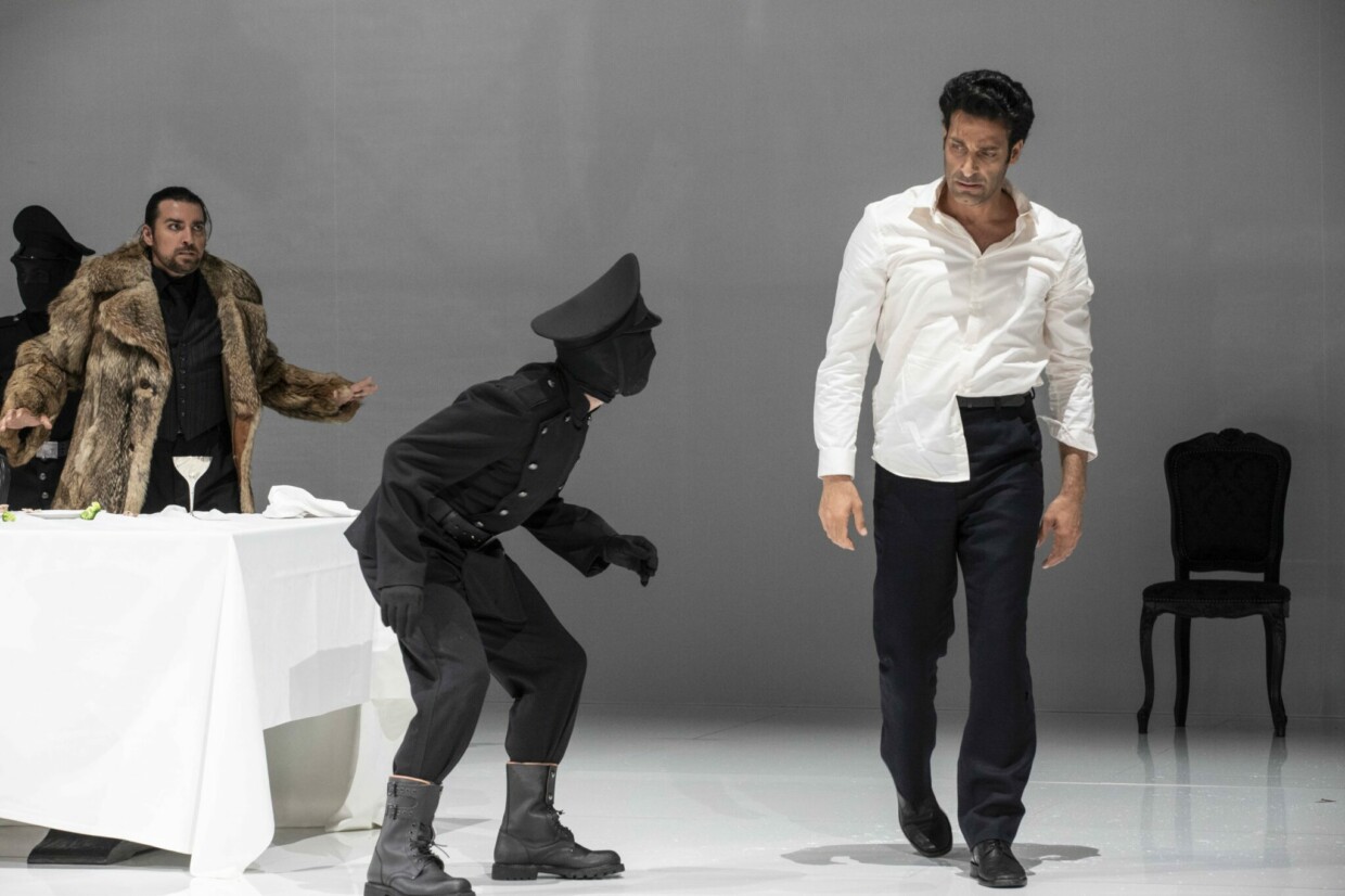 Marc Larcher (Spoletta) und Rame Lahaj (Mario Cavaradosi) in „Tosca“ an der Opéra National de Lorraine