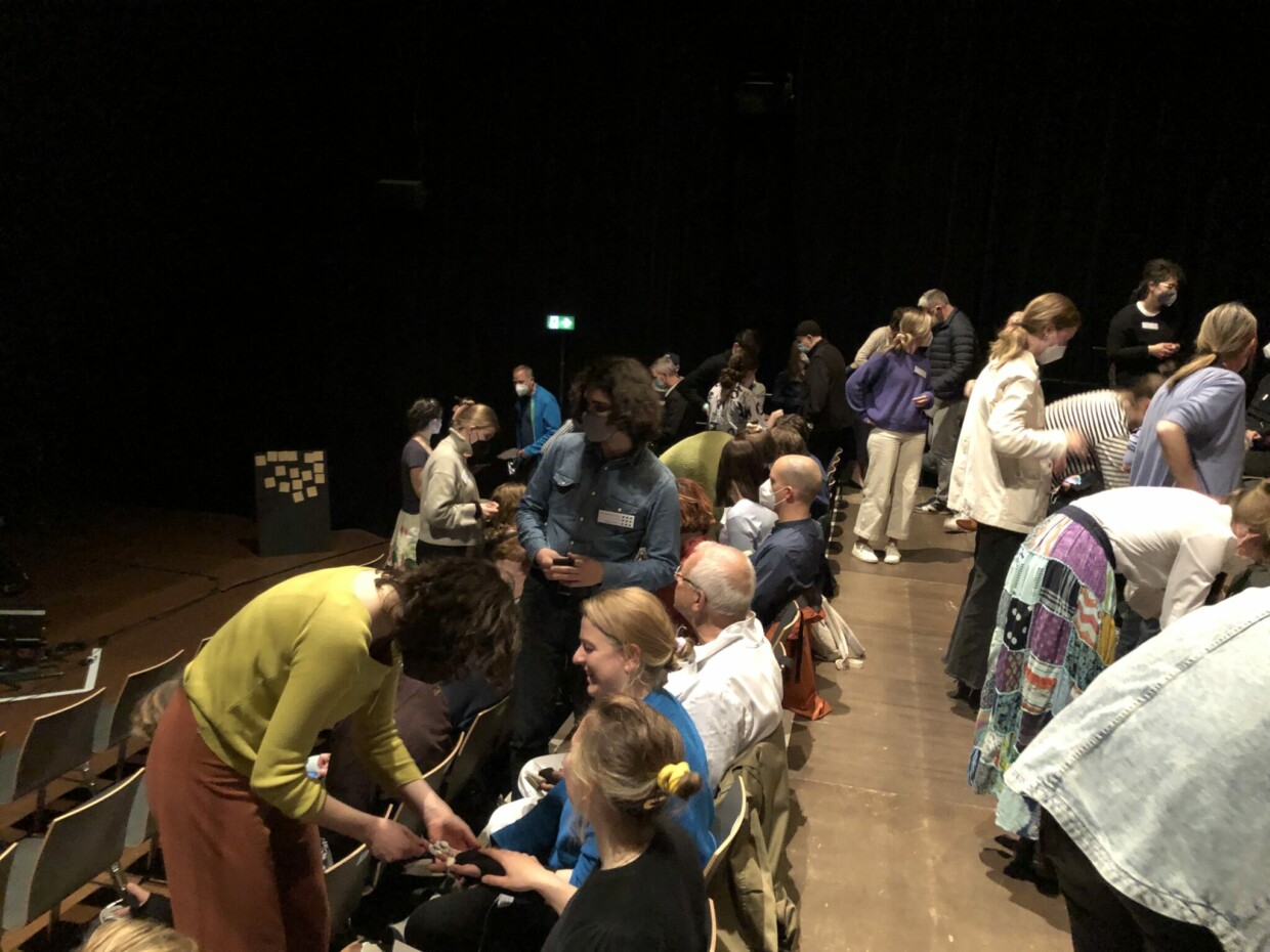 Vor dem Konzert werden alle Besucher verkabelt