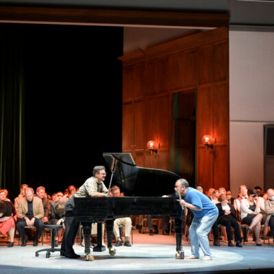 An der Deutschen Oper Berlin verlegt das Regie-Trio (Jossi Wieler, Anna Viebrock und Sergio Morabito) die Handlung von Wagners „Die Meistersinger von Nürnberg“ in eine Musikhochschule