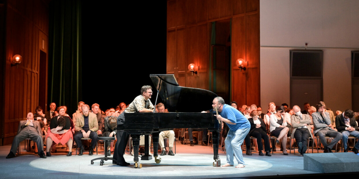 An der Deutschen Oper Berlin verlegt das Regie-Trio (Jossi Wieler, Anna Viebrock und Sergio Morabito) die Handlung von Wagners „Die Meistersinger von Nürnberg“ in eine Musikhochschule