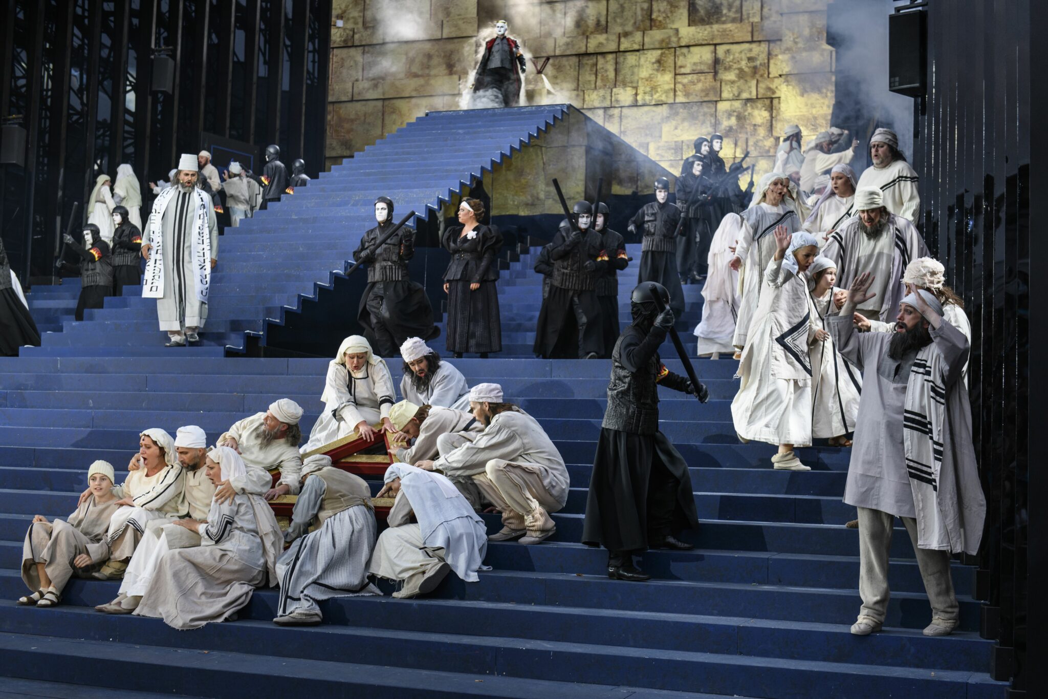 Szenenbild aus „Nabucco“ bei den DomStufen-Festspielen Erfurt