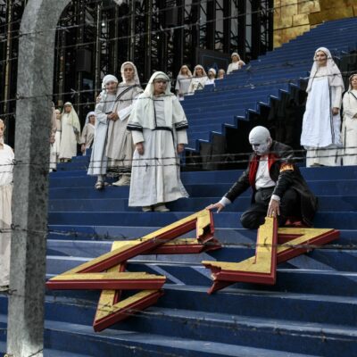 Mit Aktualitätsbezügen gespickt: „Nabucco“ bei den Domstufen-Festspielen Erfurt unter der Regie von Guy Montavon
