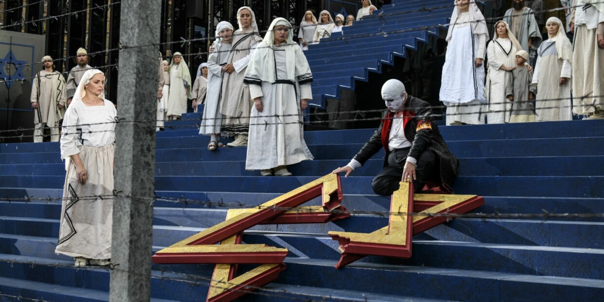 Mit Aktualitätsbezügen gespickt: „Nabucco“ bei den Domstufen-Festspielen Erfurt unter der Regie von Guy Montavon