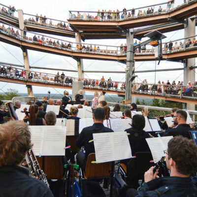 Nicht nur die Musik bereitet hier Hochgefühle: Auf dem Turm des Baumwipfelpfades erklingt am 21. Juli Rossinis „Stabat Mater“.