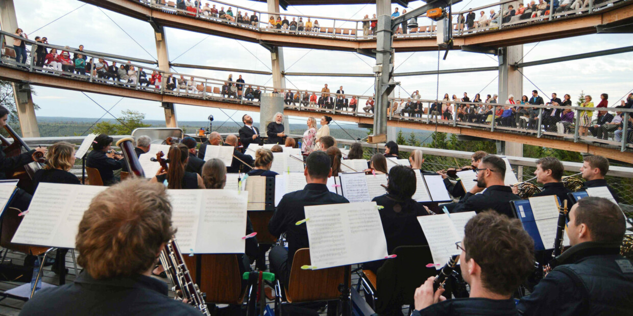 Nicht nur die Musik bereitet hier Hochgefühle: Auf dem Turm des Baumwipfelpfades erklingt am 21. Juli Rossinis „Stabat Mater“.